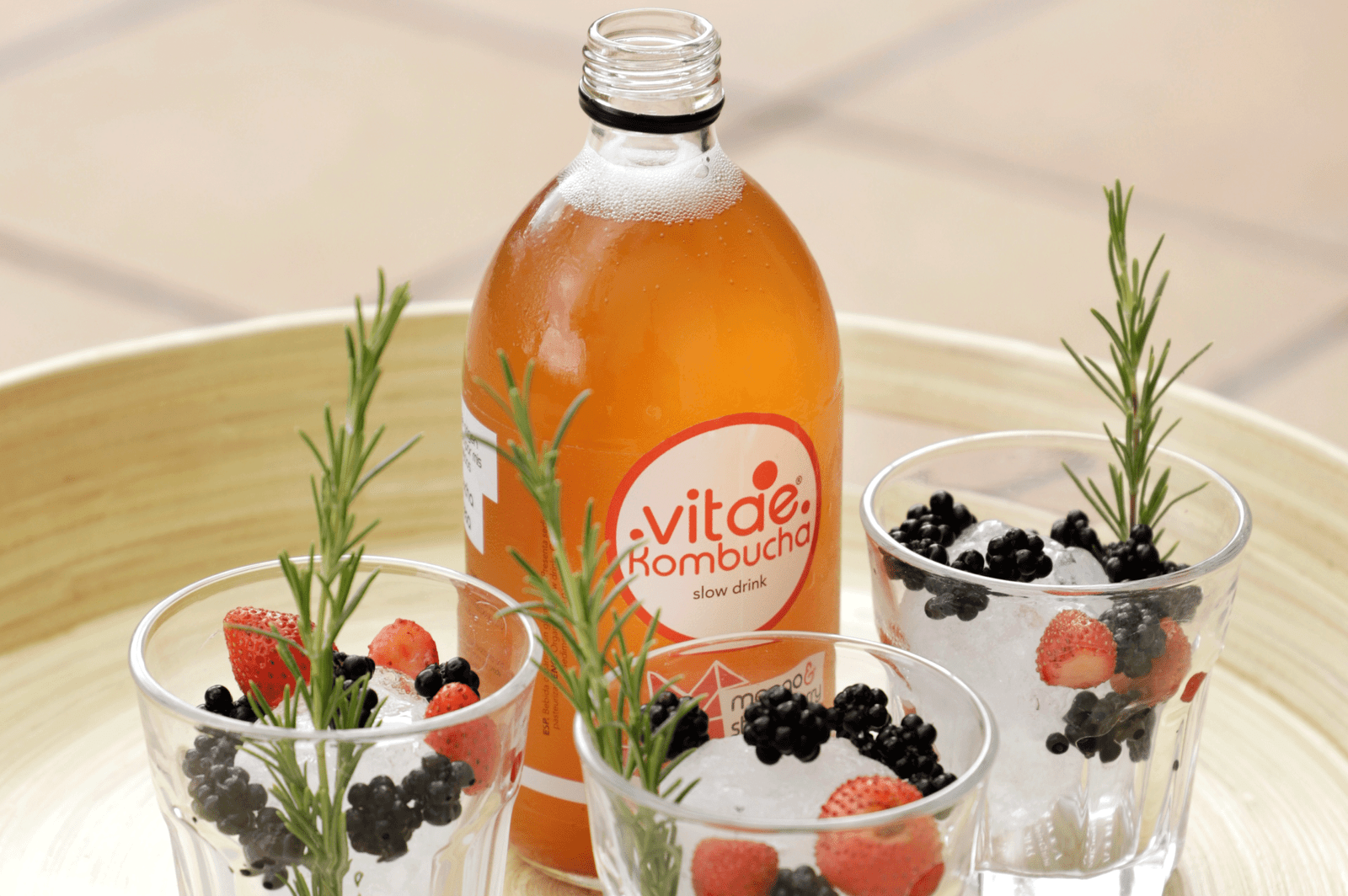 Botellas de kombucha artesanal de Vitae, elaborada con ingredientes orgánicos.