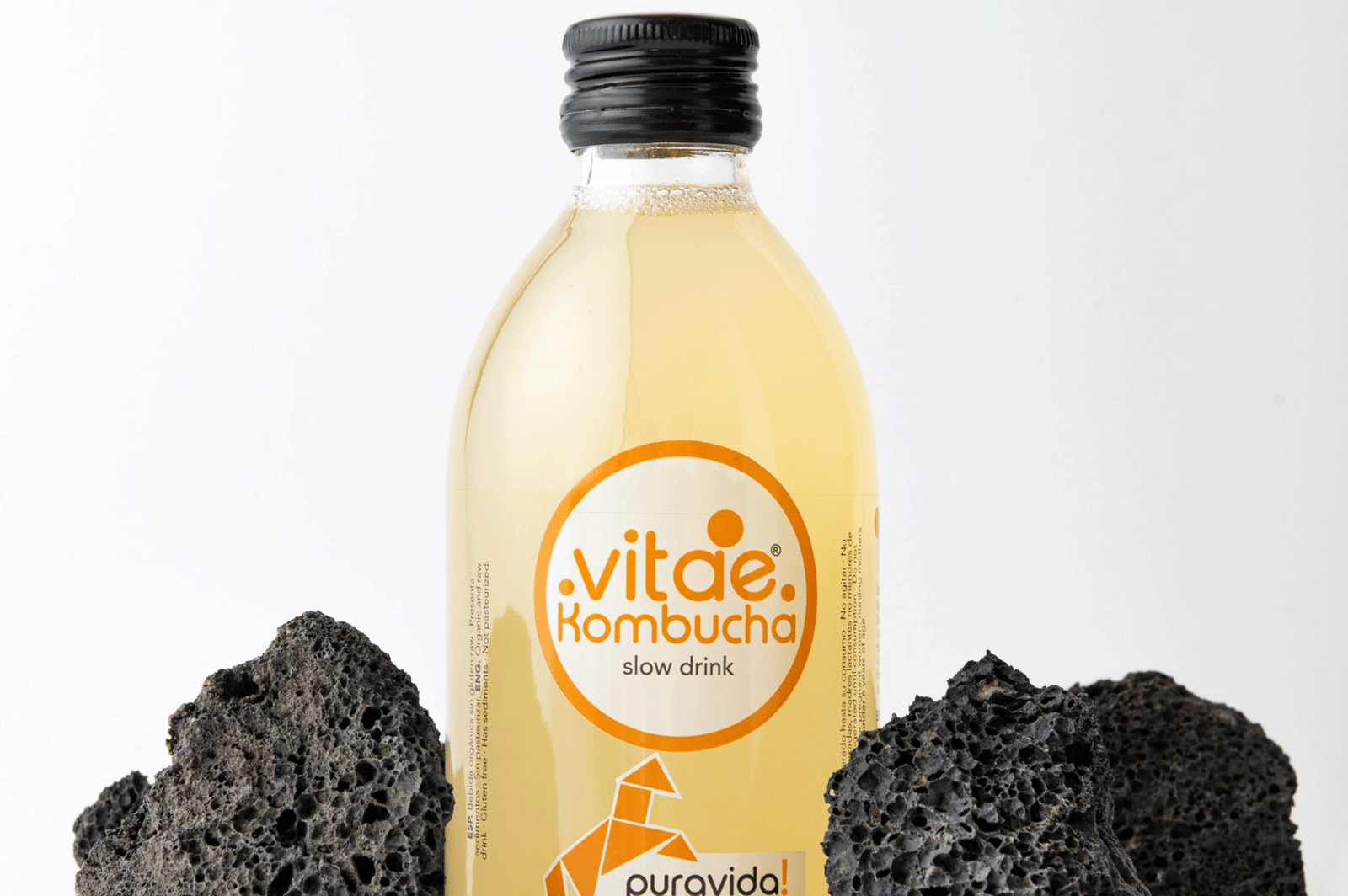 Botellas de kombucha artesanal de Vitae, elaborada con ingredientes orgánicos.