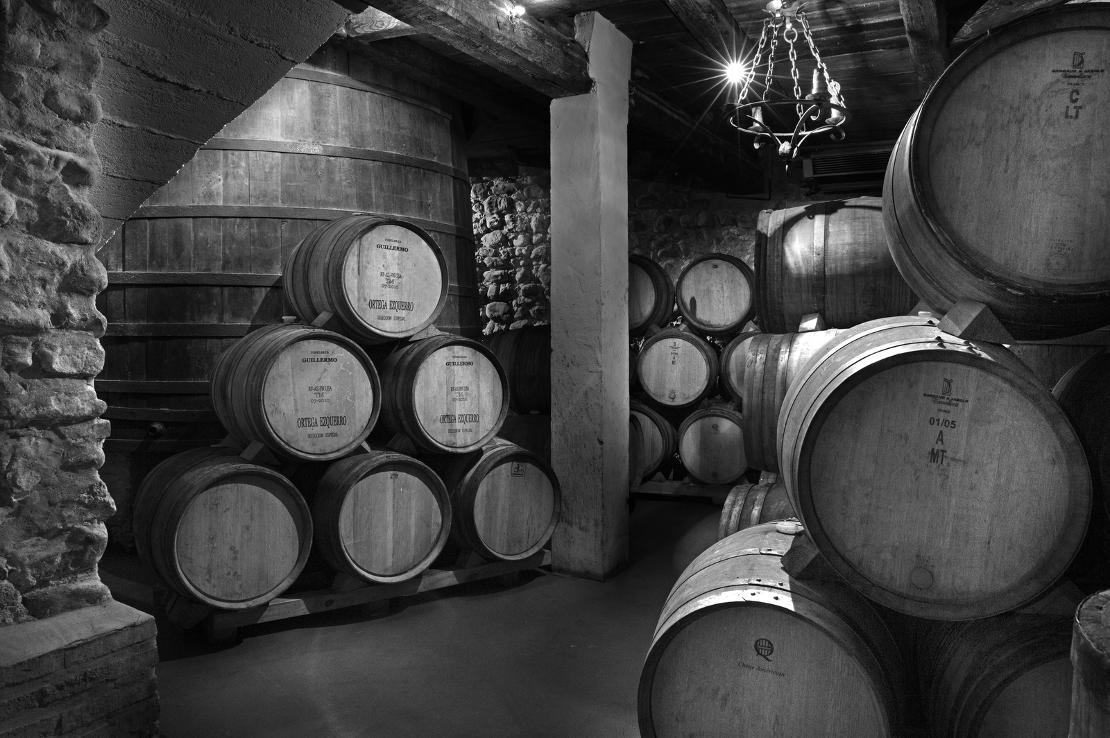 Interior de bodega con barricas de madera para el envejecimiento del vino artesanal